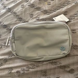 Lululemon Everywhere Belt bag NWT grey/silver